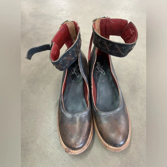 Freebird Women's Black and Brown Flats with Red Accents - Picture 1 of 8